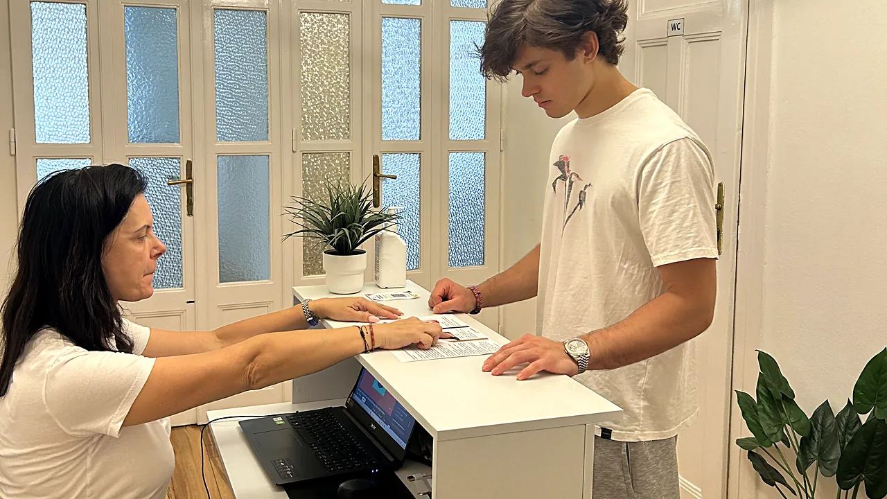 Páciens bejelentkezik a recepción