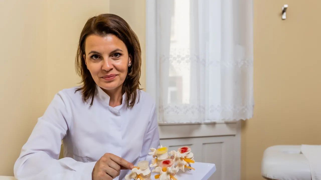Gyógytornász egy gerincmodell mellett