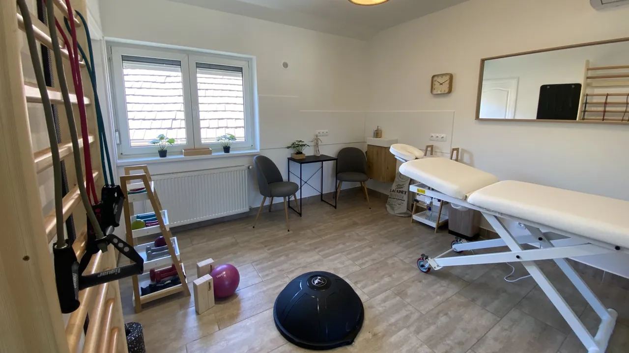 Mozgásterem bordásfallal, egyensúlyozó félgömbbel és kezelőágyakkal