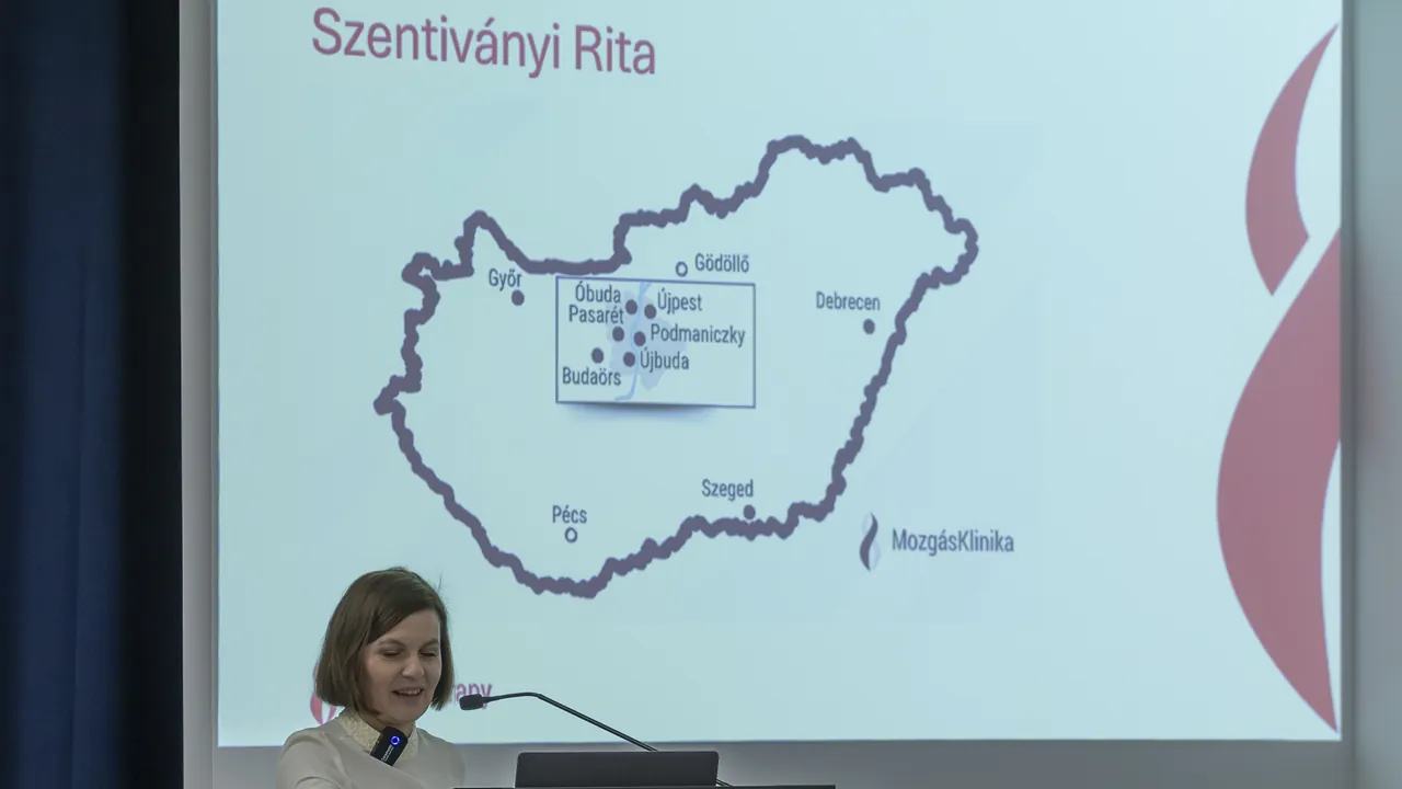 Vetített térkép a MozgásKlinika rendelőinek helyével Magyarországon, előtte előadó