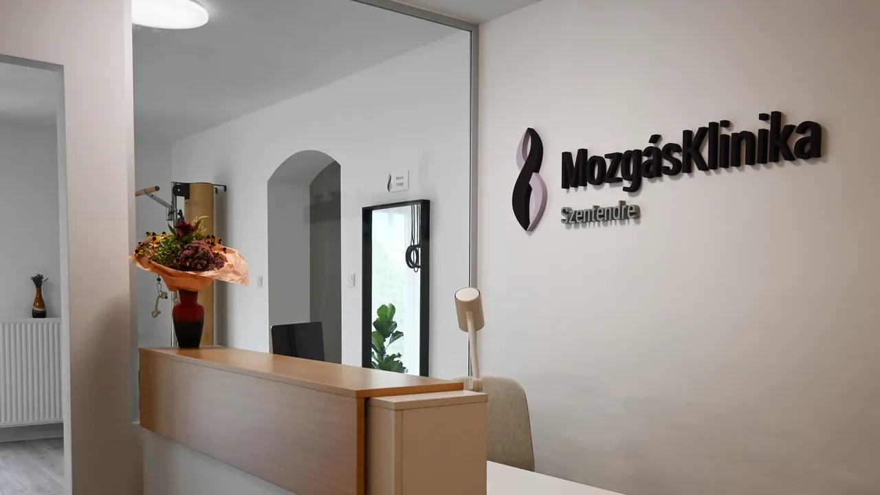 A MozgásKlinika Szentendre recepciója a logóval a falon
