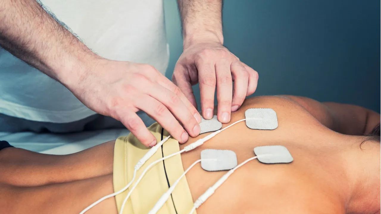 TENS-kezelés: elektródák a hason fekvő páciens hátán